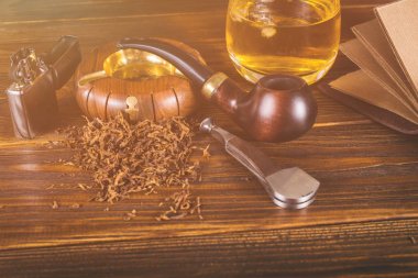 Sigara boru, viski ahşap arka plan üzerinde.