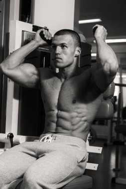 Jimnastik salonu kas vücut ile güçlü