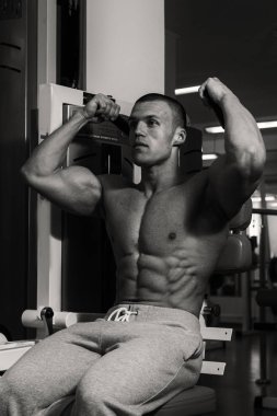 Jimnastik salonu kas vücut ile güçlü