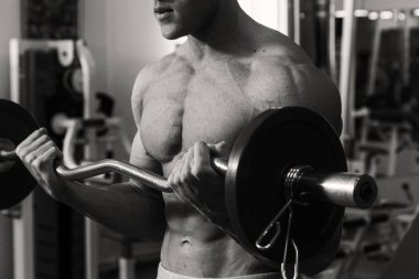 Jimnastik salonu kas vücut ile güçlü