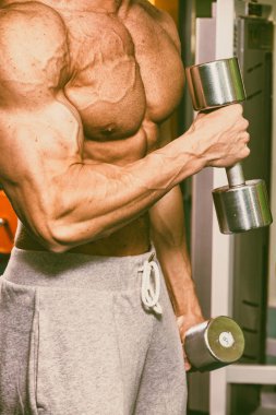 Jimnastik salonu kas vücut ile güçlü