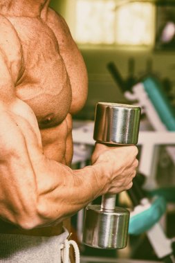 Jimnastik salonu kas vücut ile güçlü