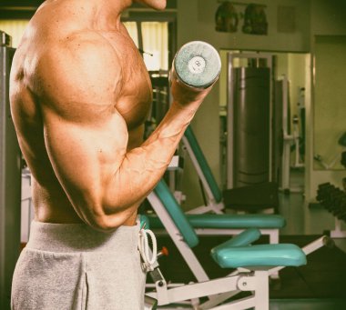 Jimnastik salonu kas vücut ile güçlü