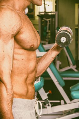 Jimnastik salonu kas vücut ile güçlü