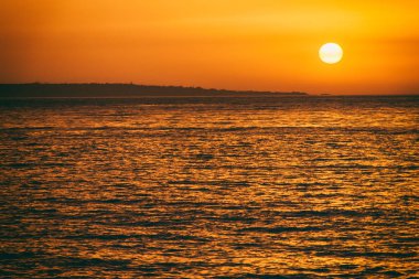 Deniz kenarında muhteşem günbatımı