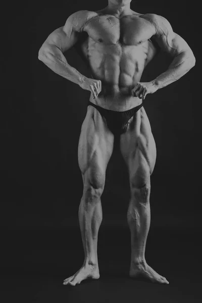 Concepto de fitness masculino. Hombre fuerte en el gimnasio . —  Fotos de Stock