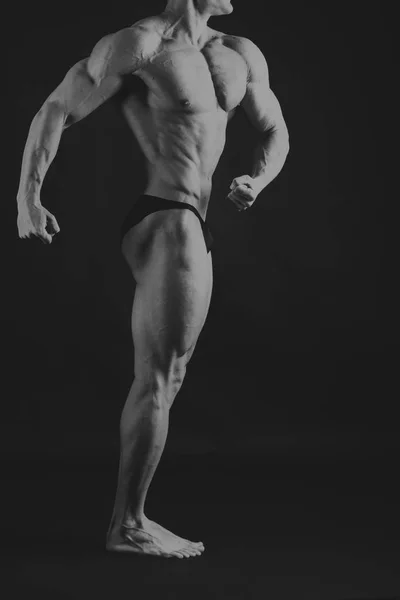 Мужская концепция фитнеса на тёмном фоне . — стоковое фото