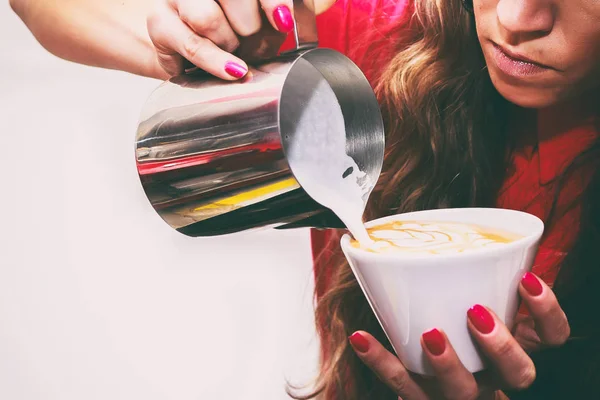 Kaffee kochen ist ein köstliches Getränk. — Stockfoto