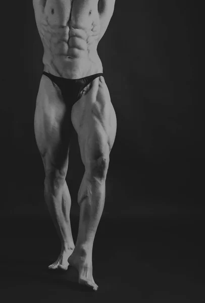 Concepto de fitness masculino sobre un fondo oscuro . — Foto de Stock