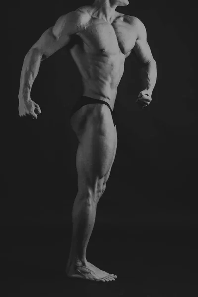 黑暗背景下的男性健身观. — 图库照片
