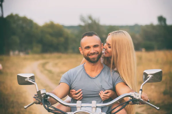 Viagens e amor, paixão, estrada de bicicleta. Casal apaixonado na estrada com uma motocicleta. Menino e menina apaixonados . — Fotografia de Stock