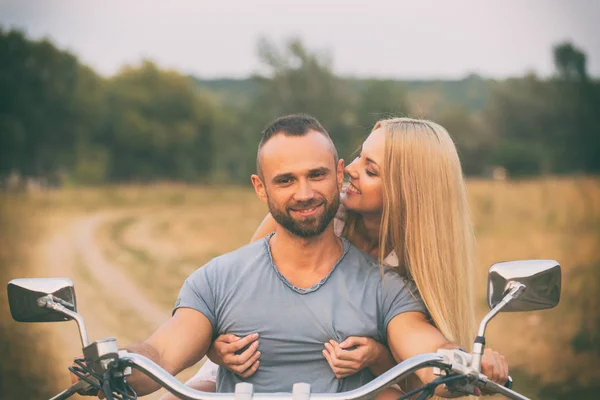 Cestování a lásku, vášeň, silniční kolo. Pár v lásce na silnici s motocykl. Chlapec a dívka v lásce. — Stock fotografie