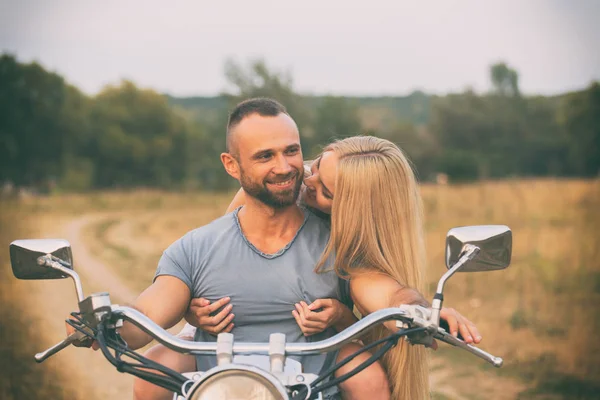 Viagens e amor, paixão, estrada de bicicleta. Casal apaixonado na estrada com uma motocicleta. Menino e menina apaixonados . — Fotografia de Stock