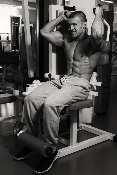 强烈，具有强健的身体，在健身房里 — 图库照片