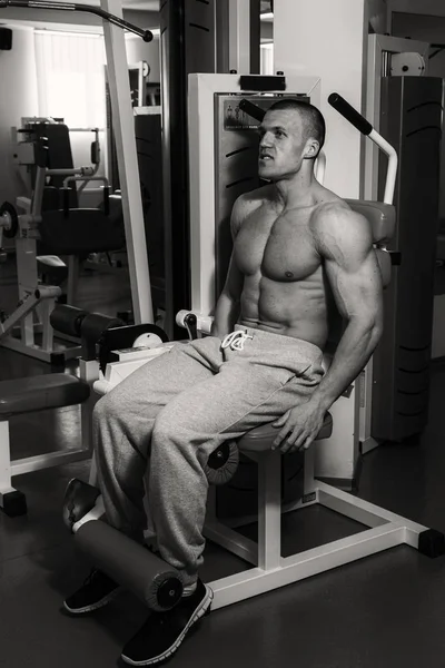 Fuerte con el cuerpo muscular en el gimnasio — Foto de Stock
