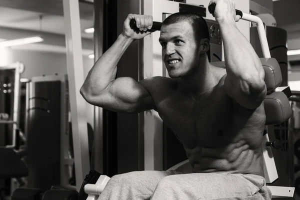 Jimnastik salonu kas vücut ile güçlü — Stok fotoğraf