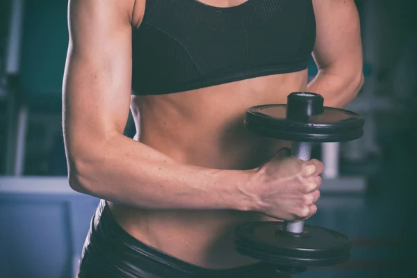 Belo corpo feminino muscular — Fotografia de Stock