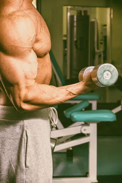 Fuerte con el cuerpo muscular en el gimnasio —  Fotos de Stock