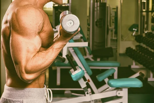 Fuerte con el cuerpo muscular en el gimnasio —  Fotos de Stock
