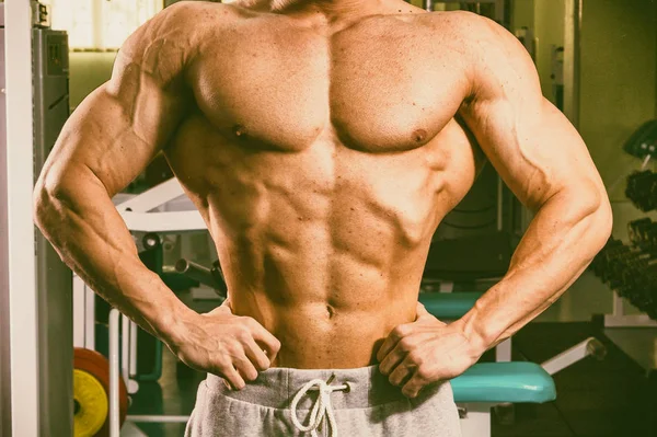 Сильный с мускулистым телом в тренажерном зале — стоковое фото