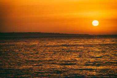 Deniz kenarında muhteşem günbatımı