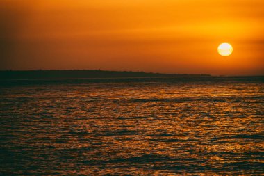 Deniz kenarında muhteşem günbatımı