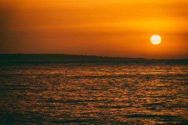 Deniz kenarında muhteşem günbatımı