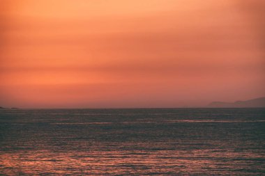 Deniz kenarında muhteşem günbatımı