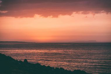 Deniz kenarında muhteşem günbatımı