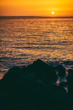 Deniz kenarında muhteşem günbatımı