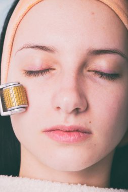 Kozmetik enjeksiyon spa salonda. Güzellik uzmanı hastanın yüz içine enjeksiyon yapar.