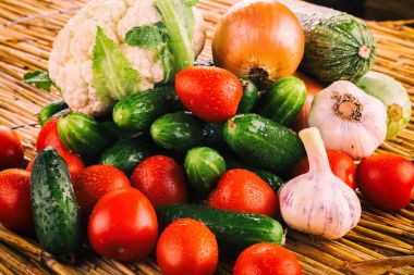 Sebze siyah ahşap zemin