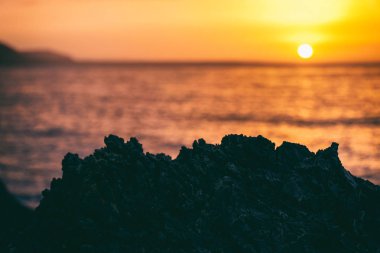 Deniz kenarında muhteşem günbatımı