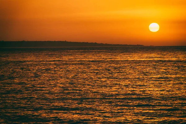 Le magnifique coucher de soleil au bord de la mer — Photo