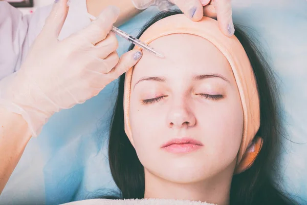 Kosmetická injekce do wellness salonu. Kosmetička je injekce do tváře pacienta. — Stock fotografie