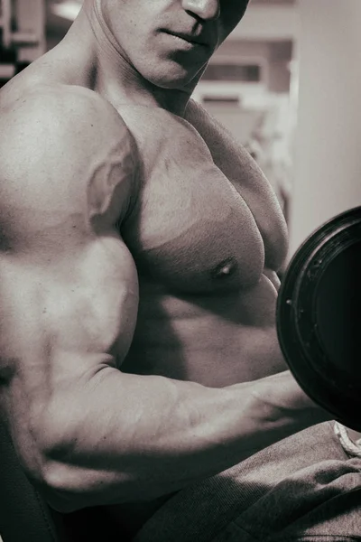 Proceso de entrenamiento de hombres en el gimnasio — Foto de Stock