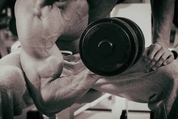 Proceso de entrenamiento de hombres en el gimnasio — Foto de Stock