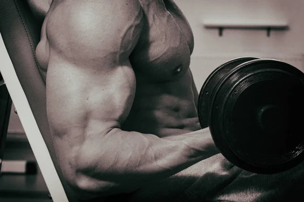 Trainingsprozess Männer im Fitnessstudio — Stockfoto