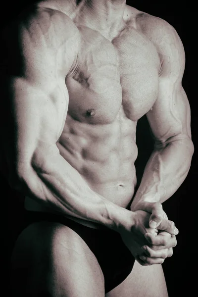 Bodybuilder auf dunklem Hintergrund. — Stockfoto