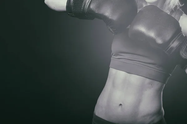 근육 질의 젊은 여자 선수 — 스톡 사진