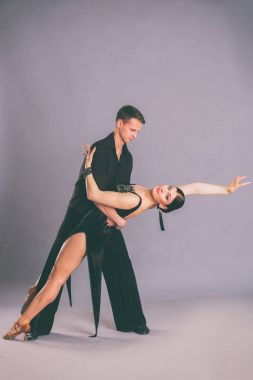 balo salonu dans hafif bir arka plan üzerinde.