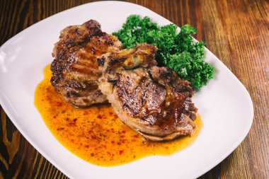 Masanın üzerine sığır eti biftek kızartma