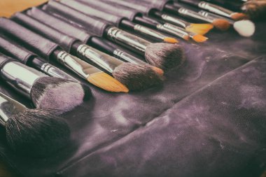 Masanın üzerine makyaj araçları