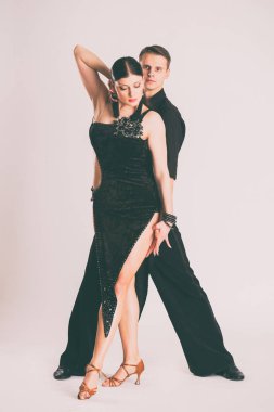 balo salonu dans hafif bir arka plan üzerinde.