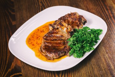 Masanın üzerine sığır eti biftek kızartma