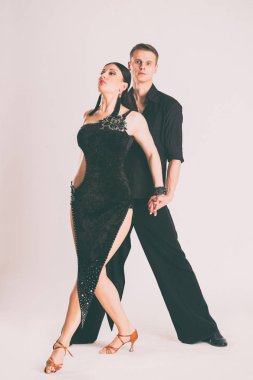 balo salonu dans hafif bir arka plan üzerinde.