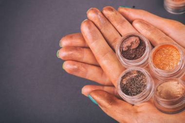 Çok renkli makyaj glitter