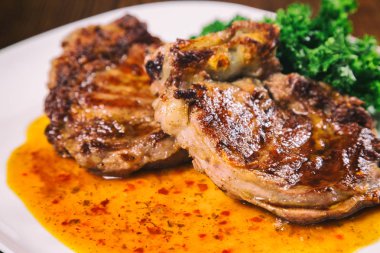 Masanın üzerine sığır eti biftek kızartma