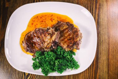 Masanın üzerine sığır eti biftek kızartma