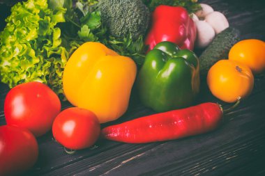 Sebze siyah ahşap zemin